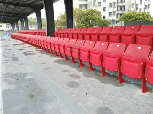 江西省貴溪市第一中學(xué)體育場(chǎng)選用綠蛙看臺(tái)座椅