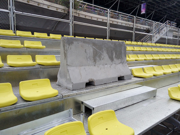 綠蛙可拆卸拼裝低靠背吹塑椅層側(cè)全封閉看臺