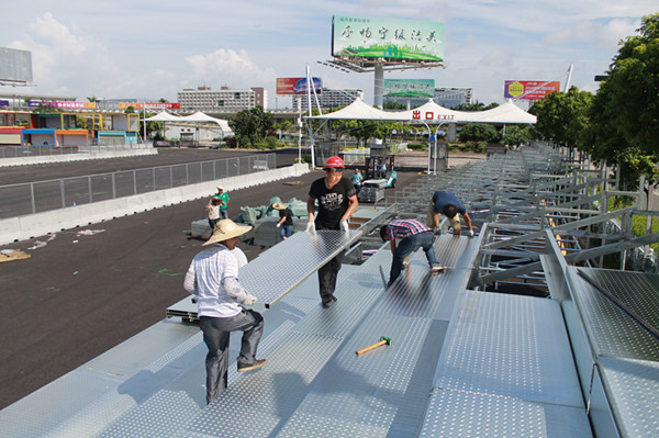 綠蛙可拆卸拼裝低靠背吹塑椅層側(cè)全封閉看臺