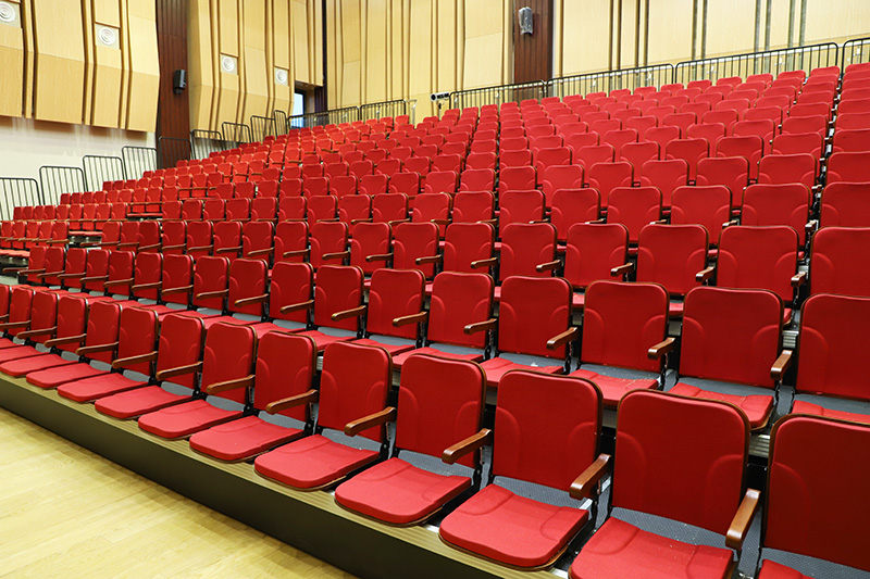 學校全面恢復，來了解下伸縮活動看臺在學校體育場館的應用