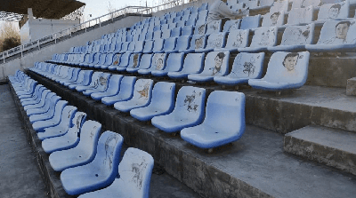 最美風景線！老舊體育場座椅重換新顏！但根本上要更換新的座椅