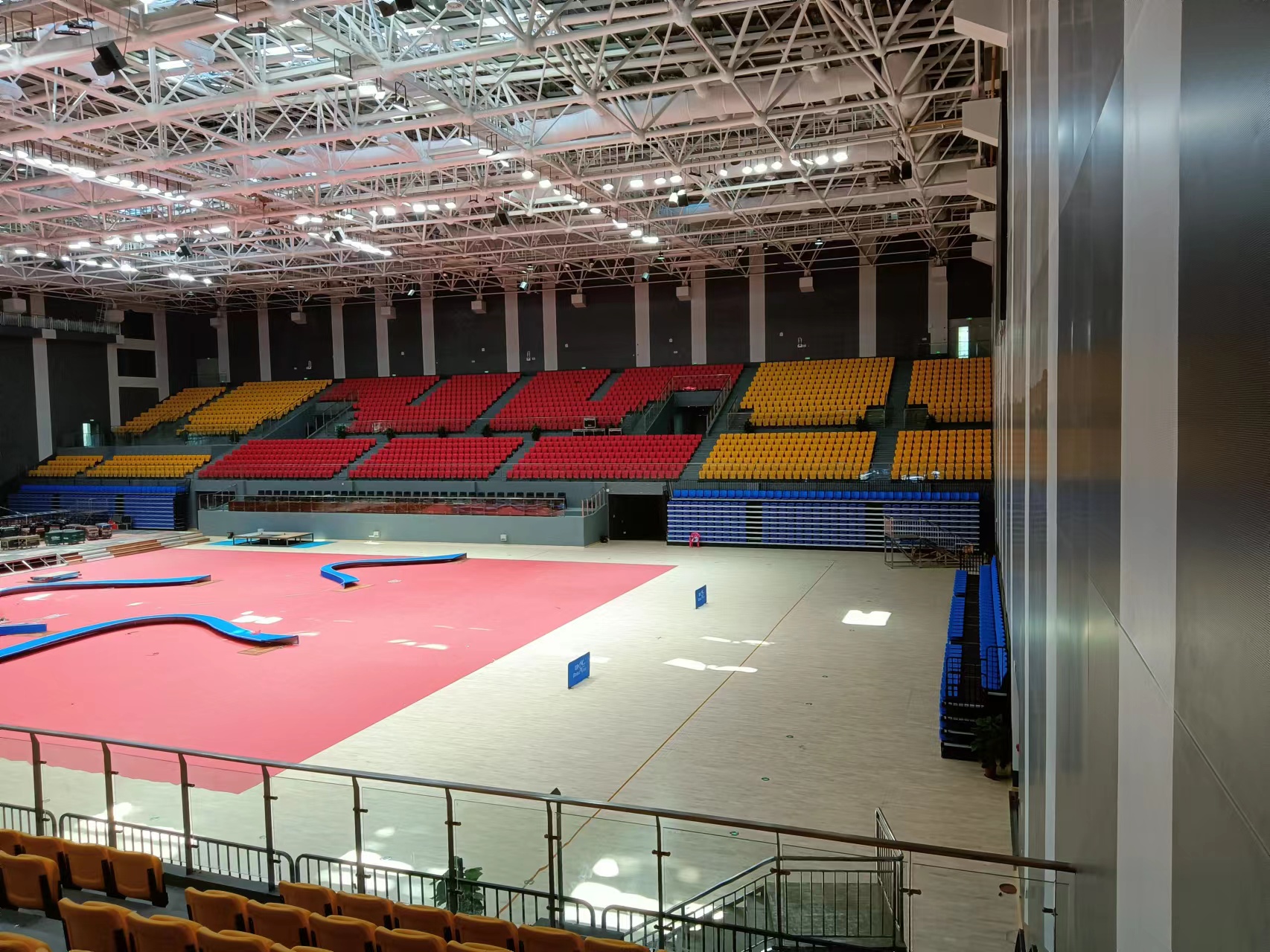 廣東省第十三屆中學生運動會在韶關隆重開幕,綠蛙看臺承接其看臺安裝調試