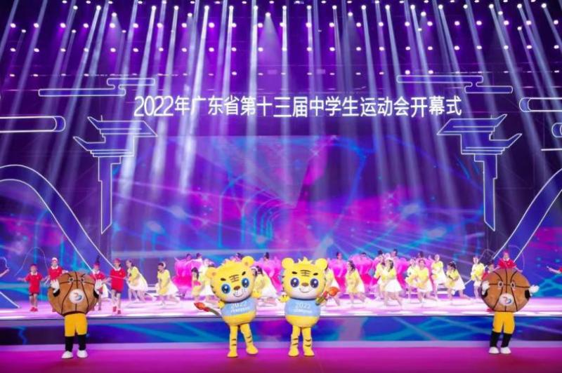 廣東省第十三屆中學生運動會在韶關隆重開幕,綠蛙看臺承接其看臺安裝調試
